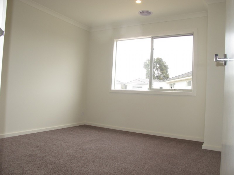 8 Kangaroo Paw Court, Taylors Lakes VIC 3038