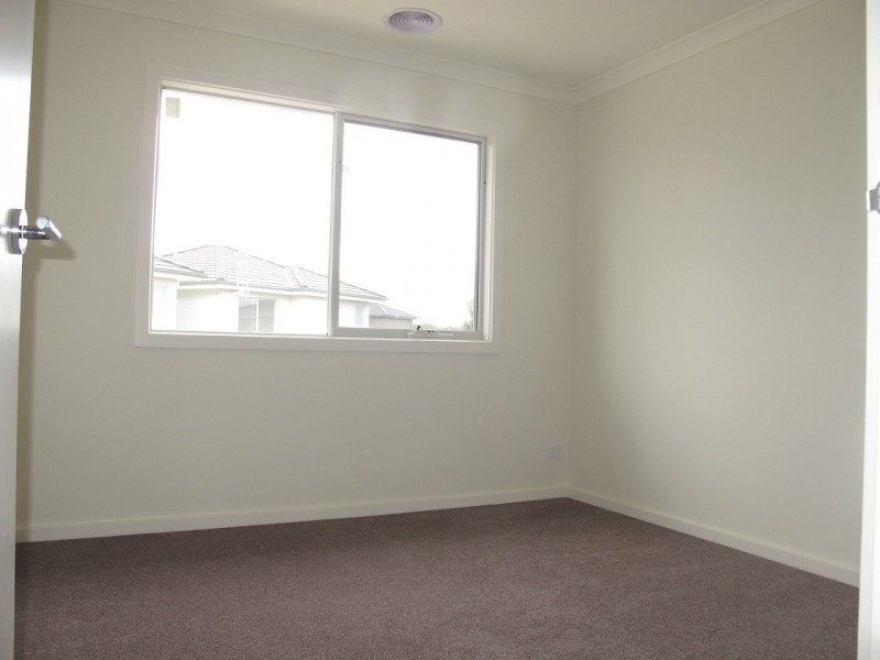 8 Kangaroo Paw Court, Taylors Lakes VIC 3038