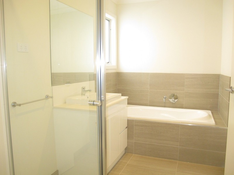 8 Kangaroo Paw Court, Taylors Lakes VIC 3038