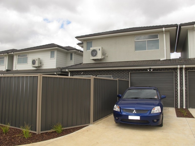 8 Kangaroo Paw Court, Taylors Lakes VIC 3038