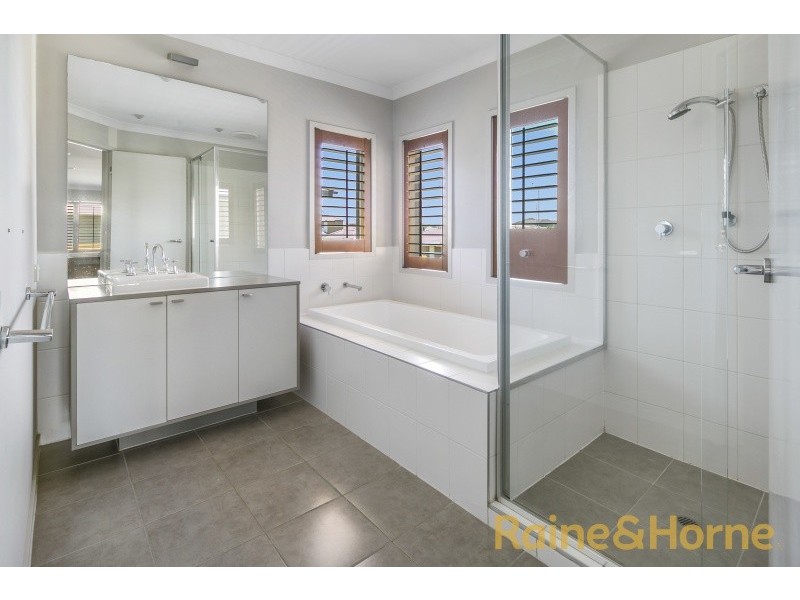 8 Drummond Street, Caroline Springs VIC 3023