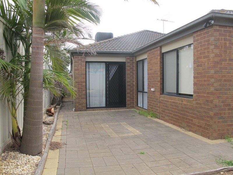 25 Wyperfeld Circuit, Caroline Springs VIC 3023