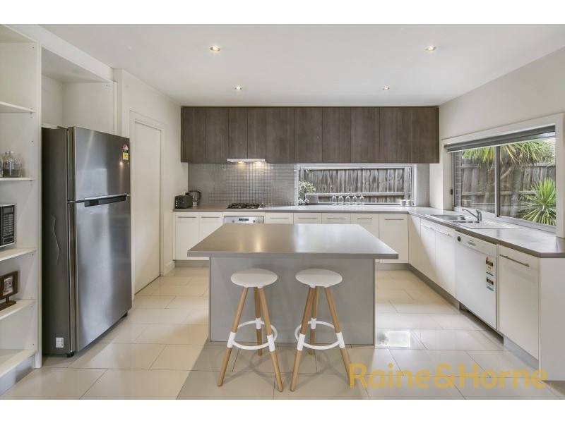 1 Garnet Way, Taylors Hill VIC 3037