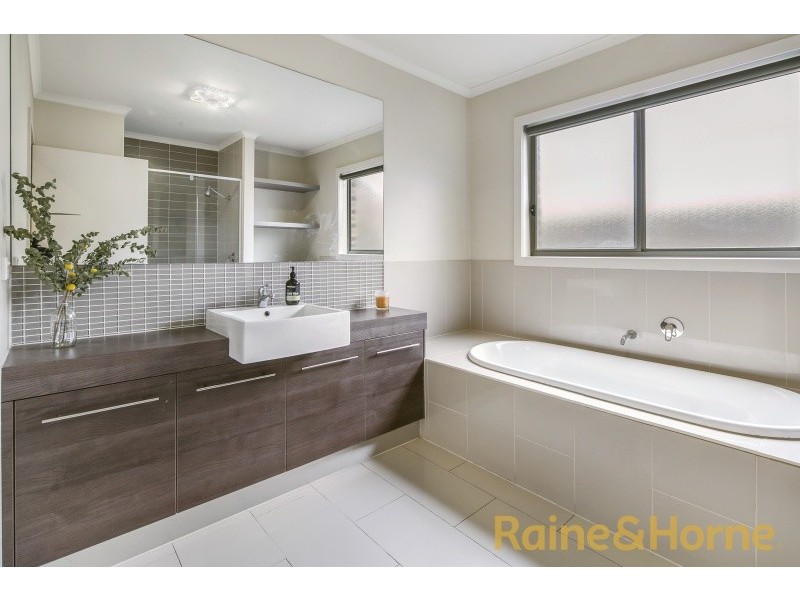 1 Garnet Way, Taylors Hill VIC 3037