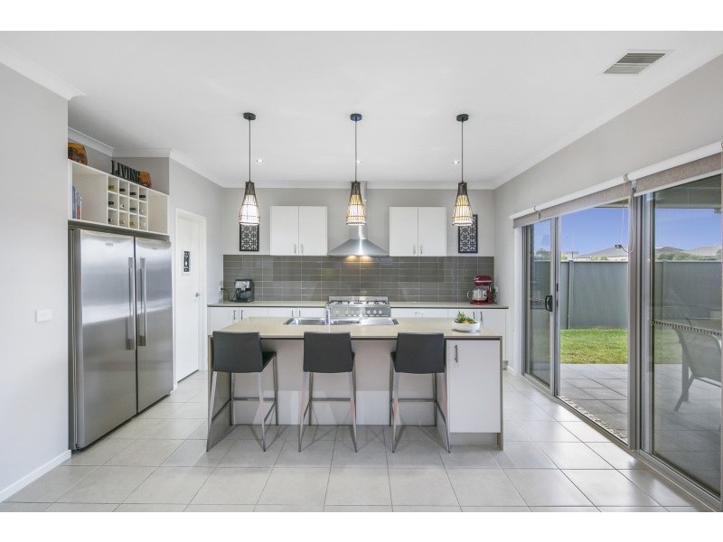 33 Boathouse Drive, Caroline Springs VIC 3023
