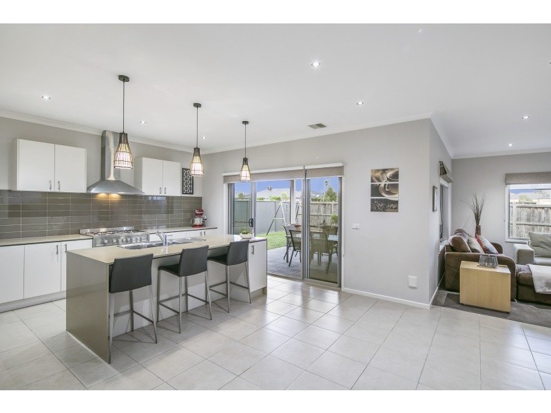 33 Boathouse Drive, Caroline Springs VIC 3023