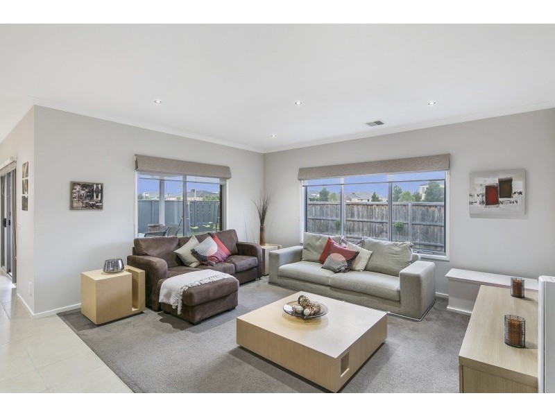 33 Boathouse Drive, Caroline Springs VIC 3023