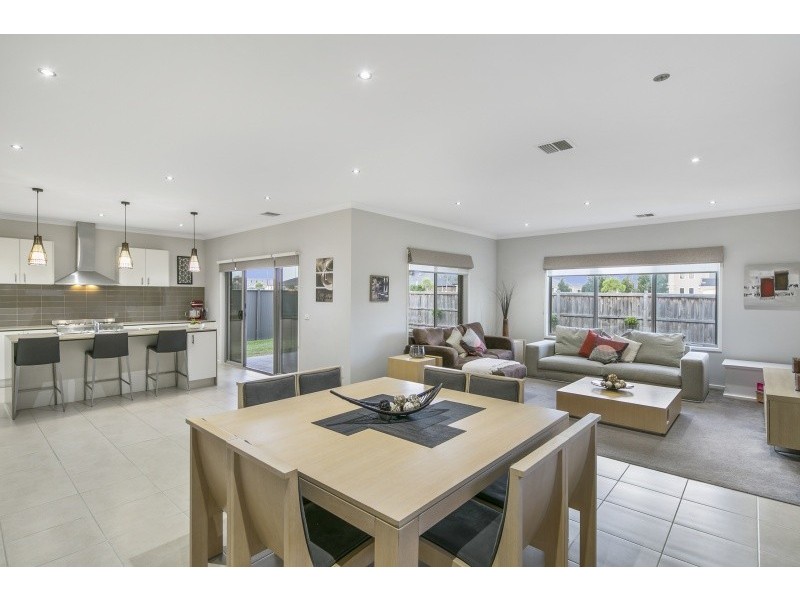 33 Boathouse Drive, Caroline Springs VIC 3023