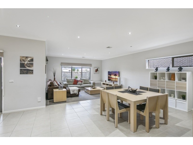 33 Boathouse Drive, Caroline Springs VIC 3023