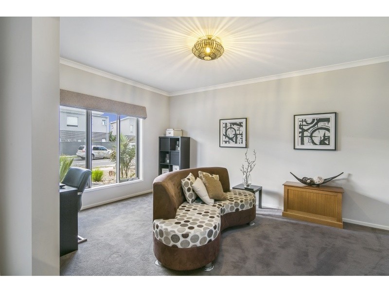 33 Boathouse Drive, Caroline Springs VIC 3023