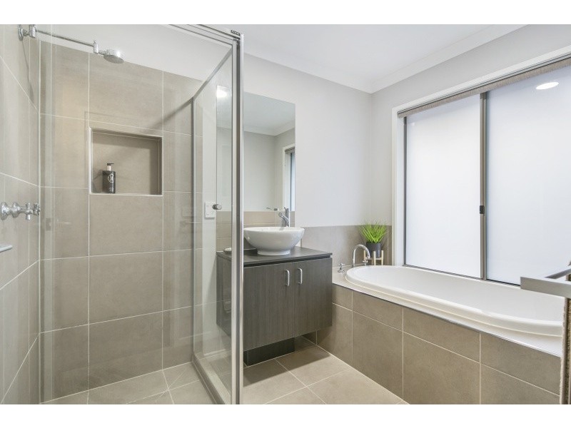 33 Boathouse Drive, Caroline Springs VIC 3023