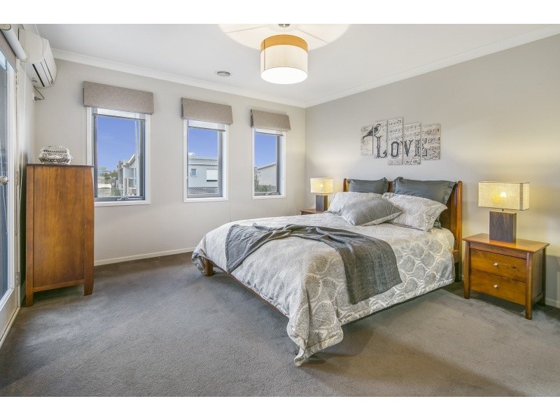 33 Boathouse Drive, Caroline Springs VIC 3023