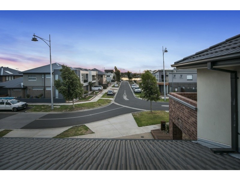 33 Boathouse Drive, Caroline Springs VIC 3023