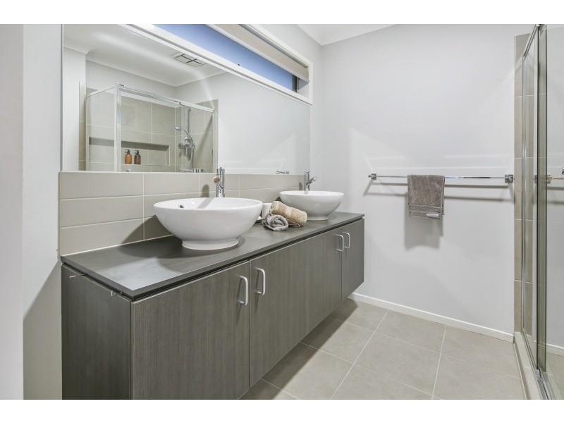 33 Boathouse Drive, Caroline Springs VIC 3023