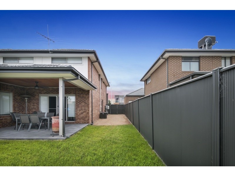 33 Boathouse Drive, Caroline Springs VIC 3023