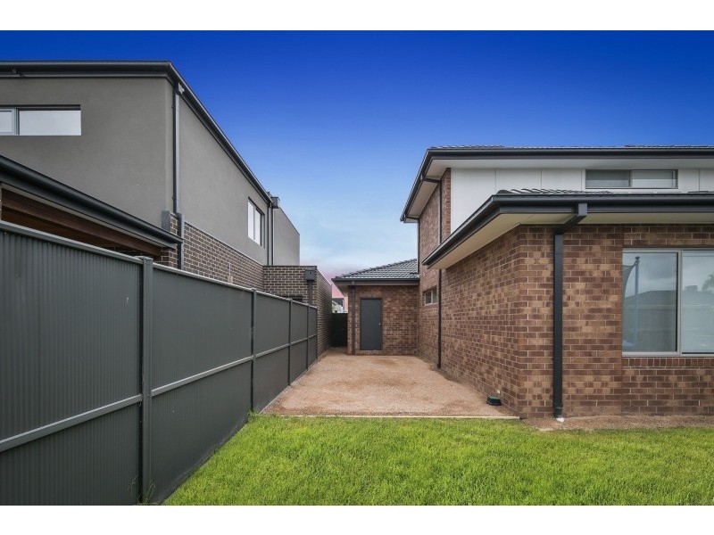 33 Boathouse Drive, Caroline Springs VIC 3023