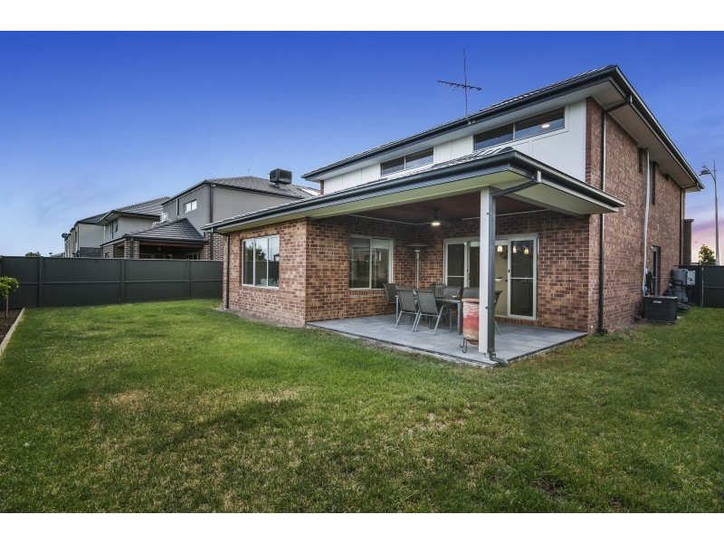 33 Boathouse Drive, Caroline Springs VIC 3023