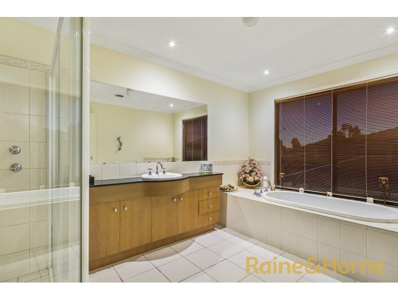 11 Edgewater Circuit, Cairnlea VIC 3023