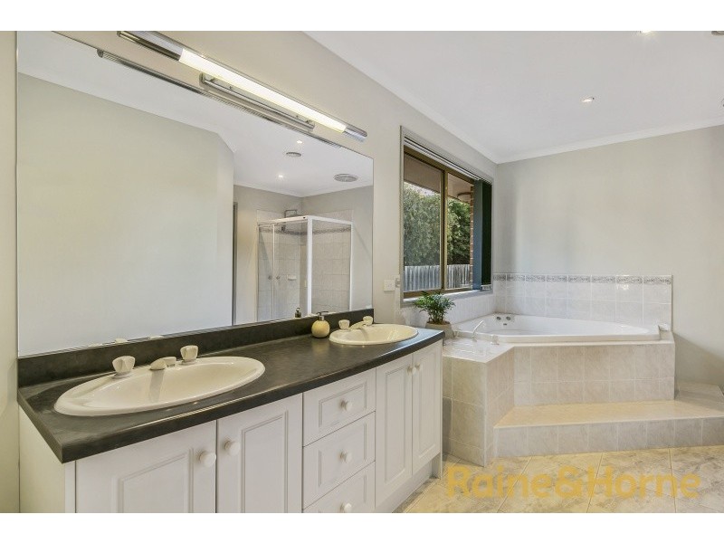 19 The Regency, Hillside VIC 3037