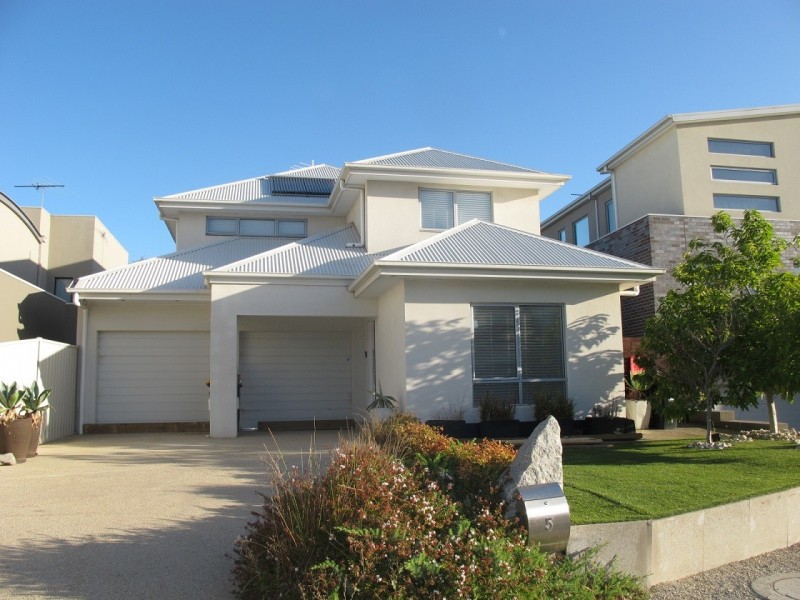 5 Lake Logan Way, Caroline Springs VIC 3023