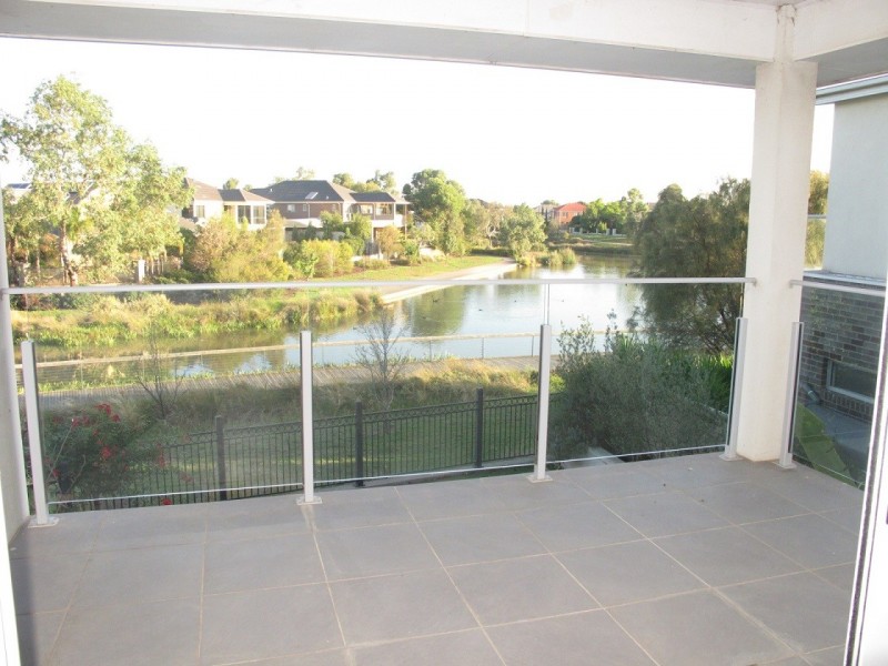 5 Lake Logan Way, Caroline Springs VIC 3023