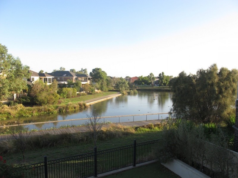 5 Lake Logan Way, Caroline Springs VIC 3023
