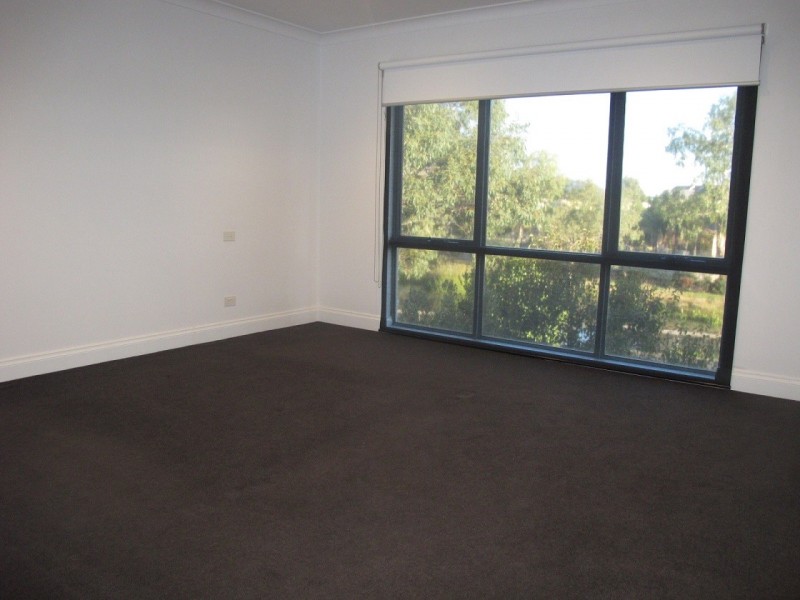 5 Lake Logan Way, Caroline Springs VIC 3023