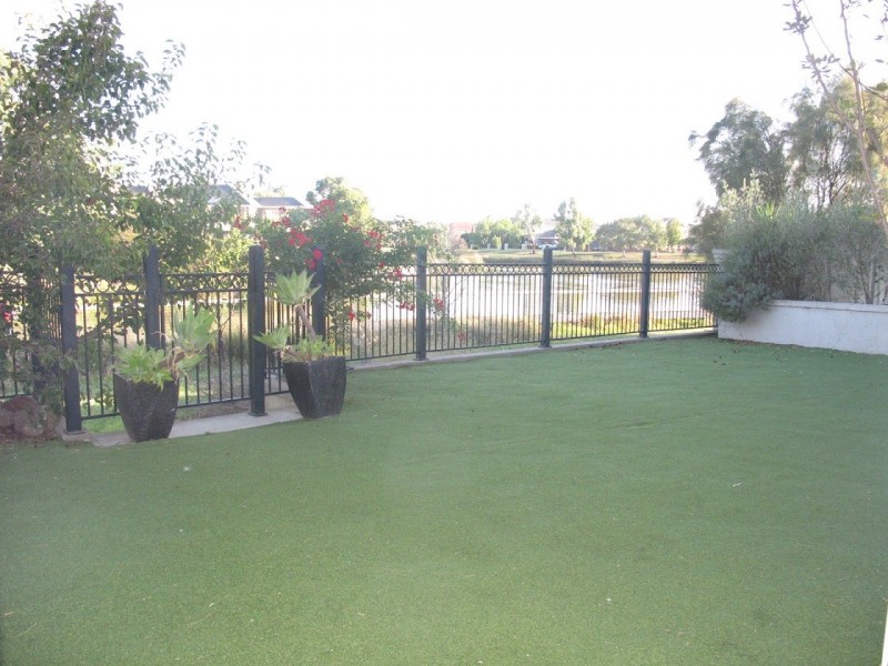 5 Lake Logan Way, Caroline Springs VIC 3023
