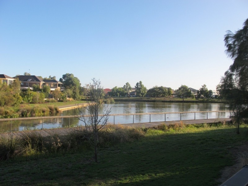 5 Lake Logan Way, Caroline Springs VIC 3023
