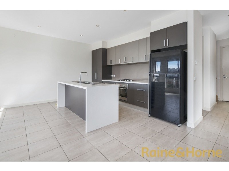 62 Commercial Road, Caroline Springs VIC 3023