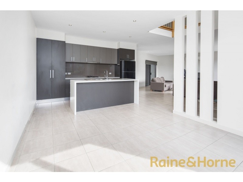 62 Commercial Road, Caroline Springs VIC 3023