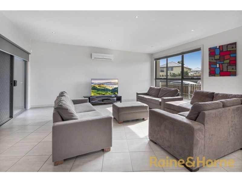 62 Commercial Road, Caroline Springs VIC 3023