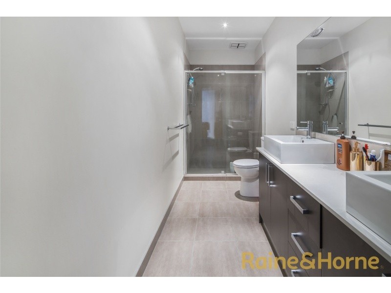 62 Commercial Road, Caroline Springs VIC 3023