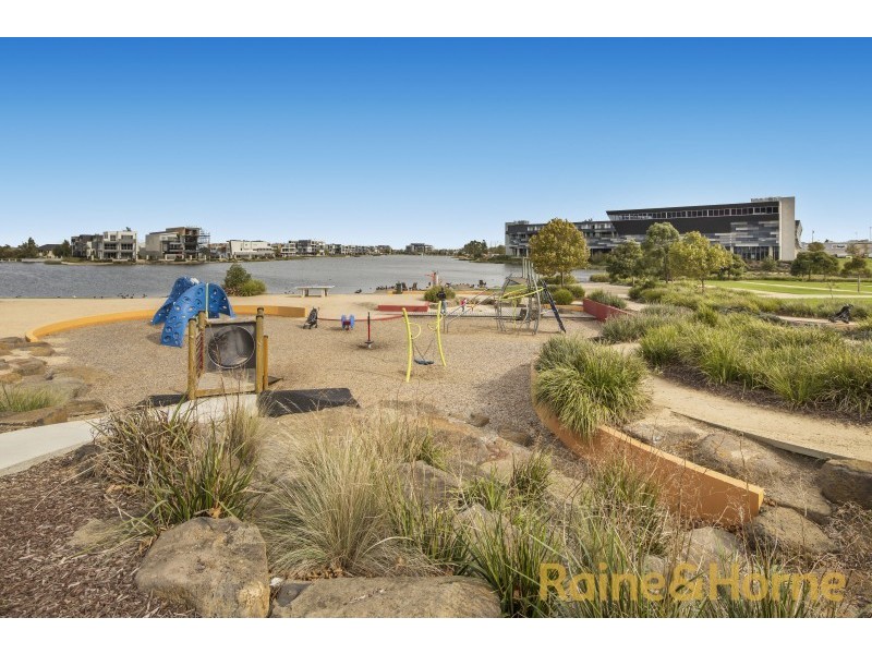 62 Commercial Road, Caroline Springs VIC 3023