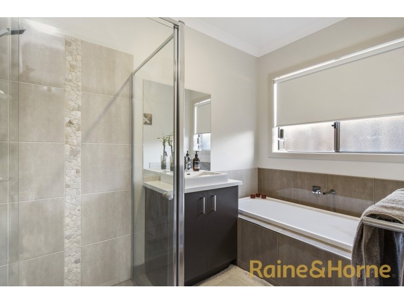 4 Phoenix Grove, Plumpton VIC 3335