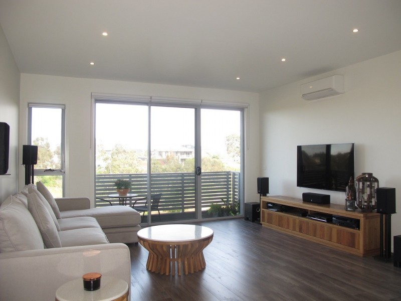 4/13 Greville Street, Caroline Springs VIC 3023