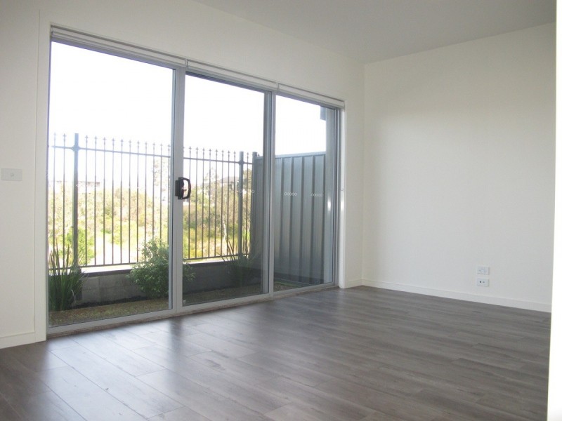 4/13 Greville Street, Caroline Springs VIC 3023