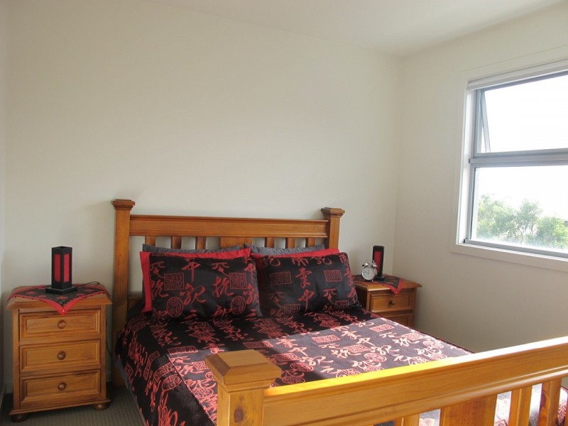 4/13 Greville Street, Caroline Springs VIC 3023