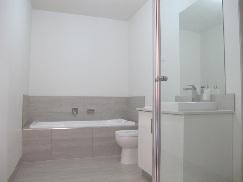 4/13 Greville Street, Caroline Springs VIC 3023