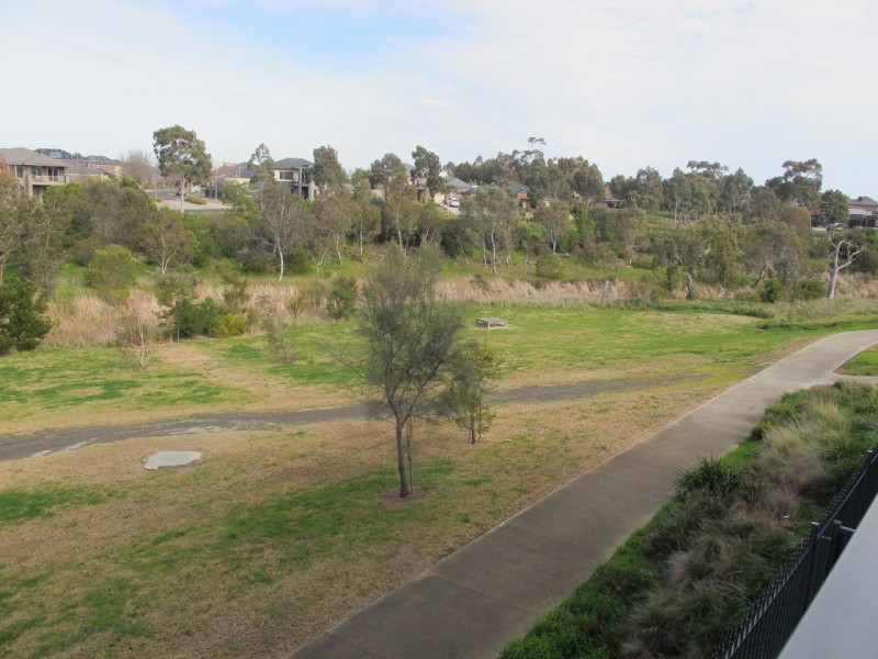 4/13 Greville Street, Caroline Springs VIC 3023