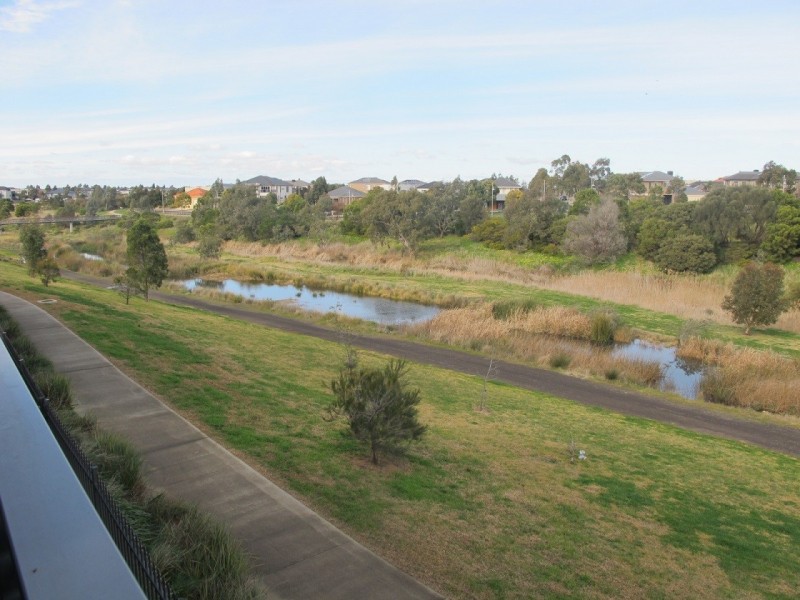 4/13 Greville Street, Caroline Springs VIC 3023