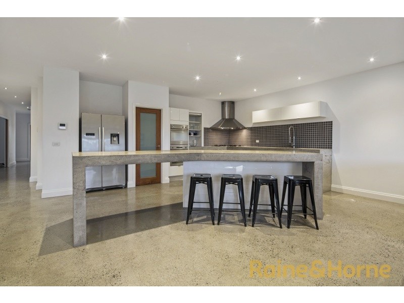 5 Lake Logan Way, Caroline Springs VIC 3023