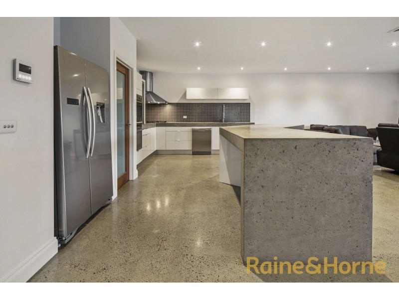 5 Lake Logan Way, Caroline Springs VIC 3023