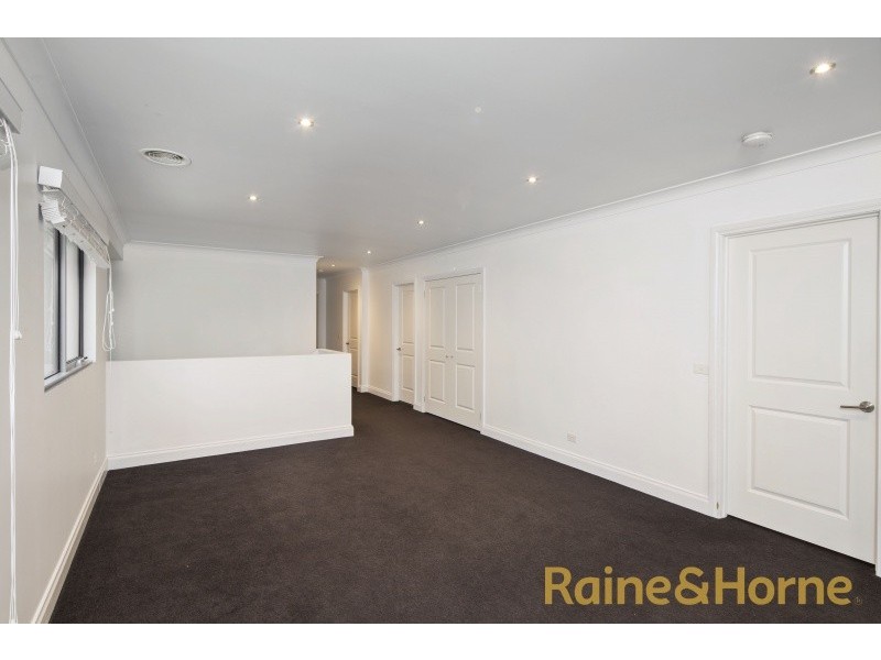 5 Lake Logan Way, Caroline Springs VIC 3023
