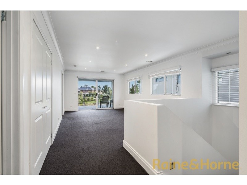 5 Lake Logan Way, Caroline Springs VIC 3023