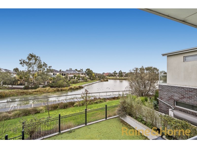 5 Lake Logan Way, Caroline Springs VIC 3023