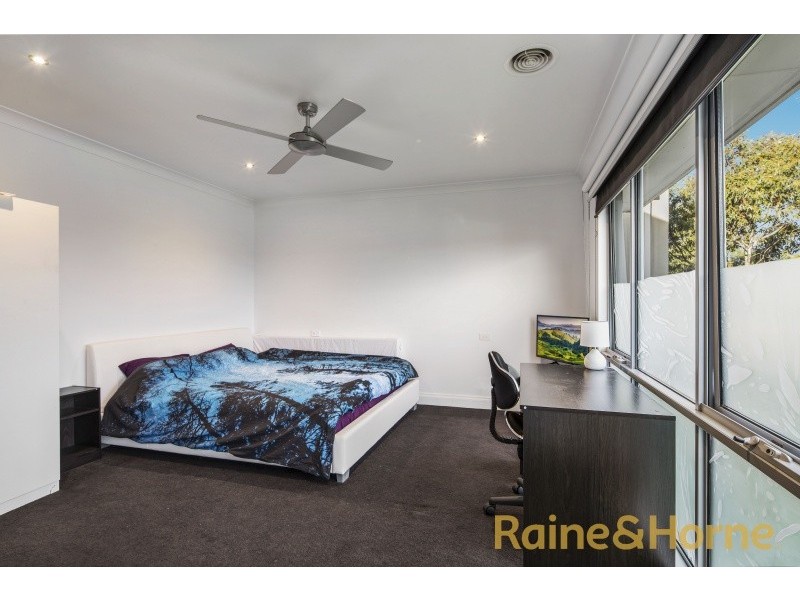 5 Lake Logan Way, Caroline Springs VIC 3023