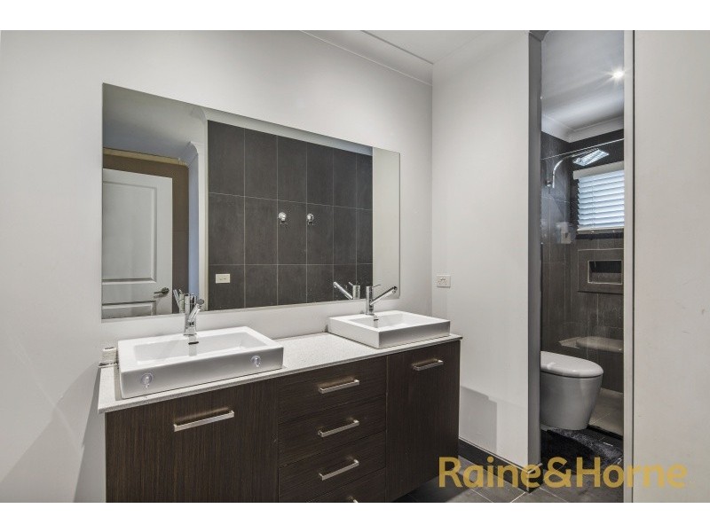 5 Lake Logan Way, Caroline Springs VIC 3023