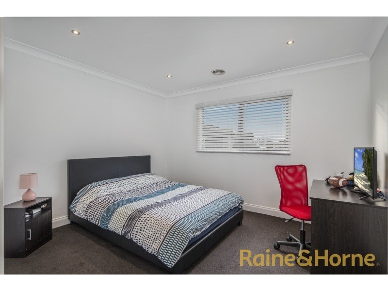 5 Lake Logan Way, Caroline Springs VIC 3023