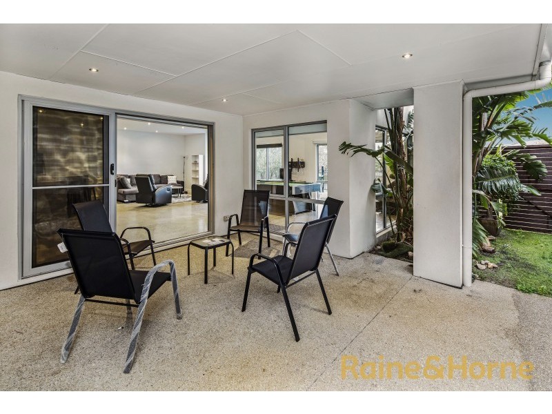 5 Lake Logan Way, Caroline Springs VIC 3023